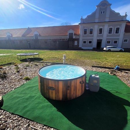 Chateau Moravany - Apartmany, Teepee A Wellness Ronow an der Doubrava Exteriör bild