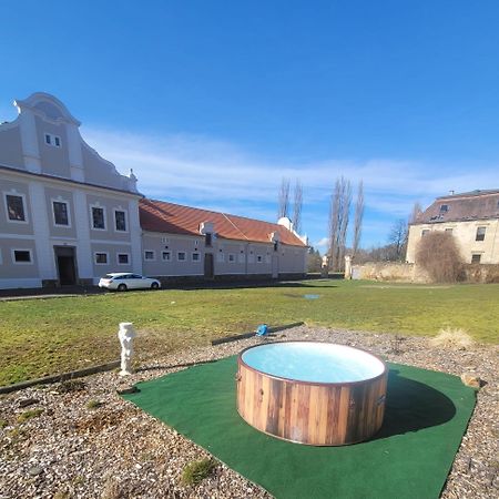 Chateau Moravany - Apartmany, Teepee A Wellness Ronow an der Doubrava Exteriör bild