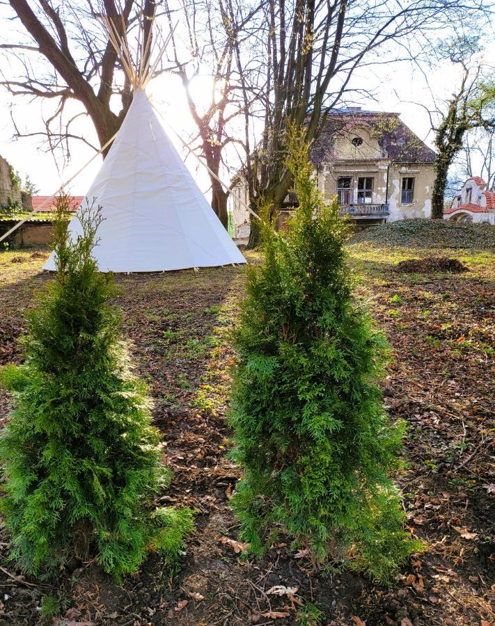 Chateau Moravany - Apartmany, Teepee A Wellness Ronow an der Doubrava Exteriör bild