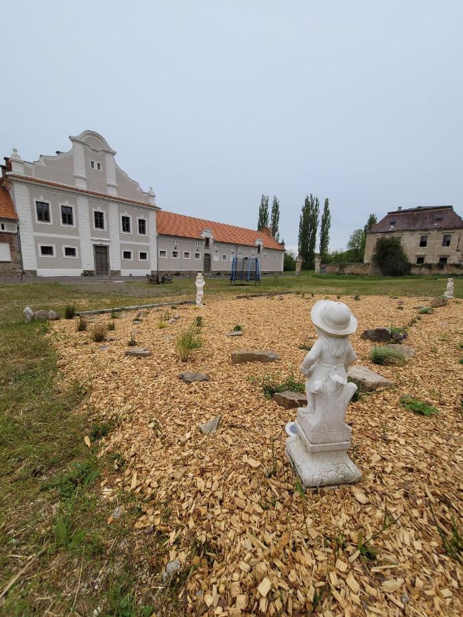 Chateau Moravany - Apartmany, Teepee A Wellness Ronow an der Doubrava Exteriör bild