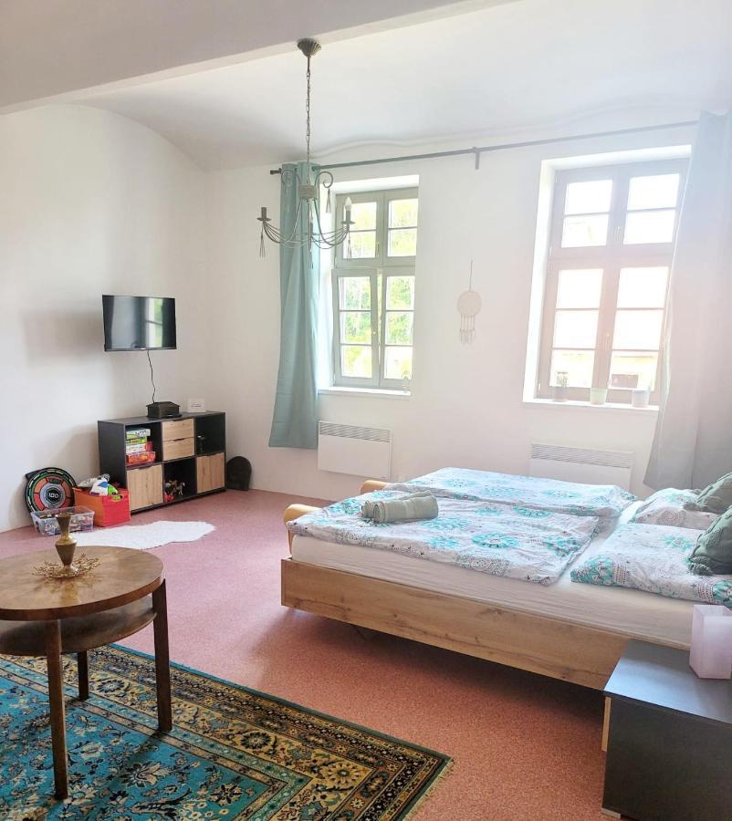 Chateau Moravany - Apartmany, Teepee A Wellness Ronow an der Doubrava Exteriör bild