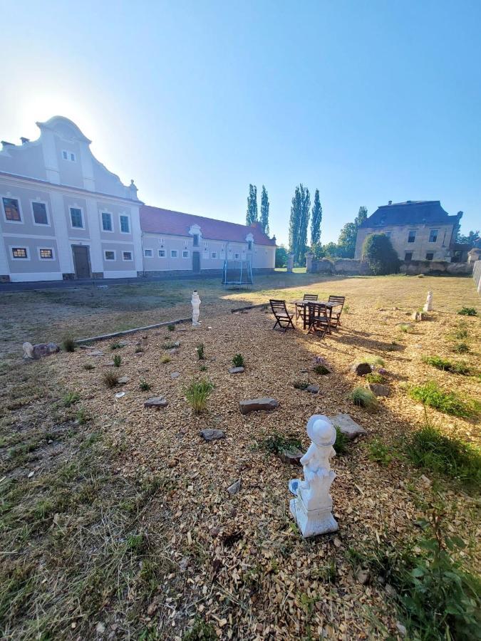 Chateau Moravany - Apartmany, Teepee A Wellness Ronow an der Doubrava Exteriör bild