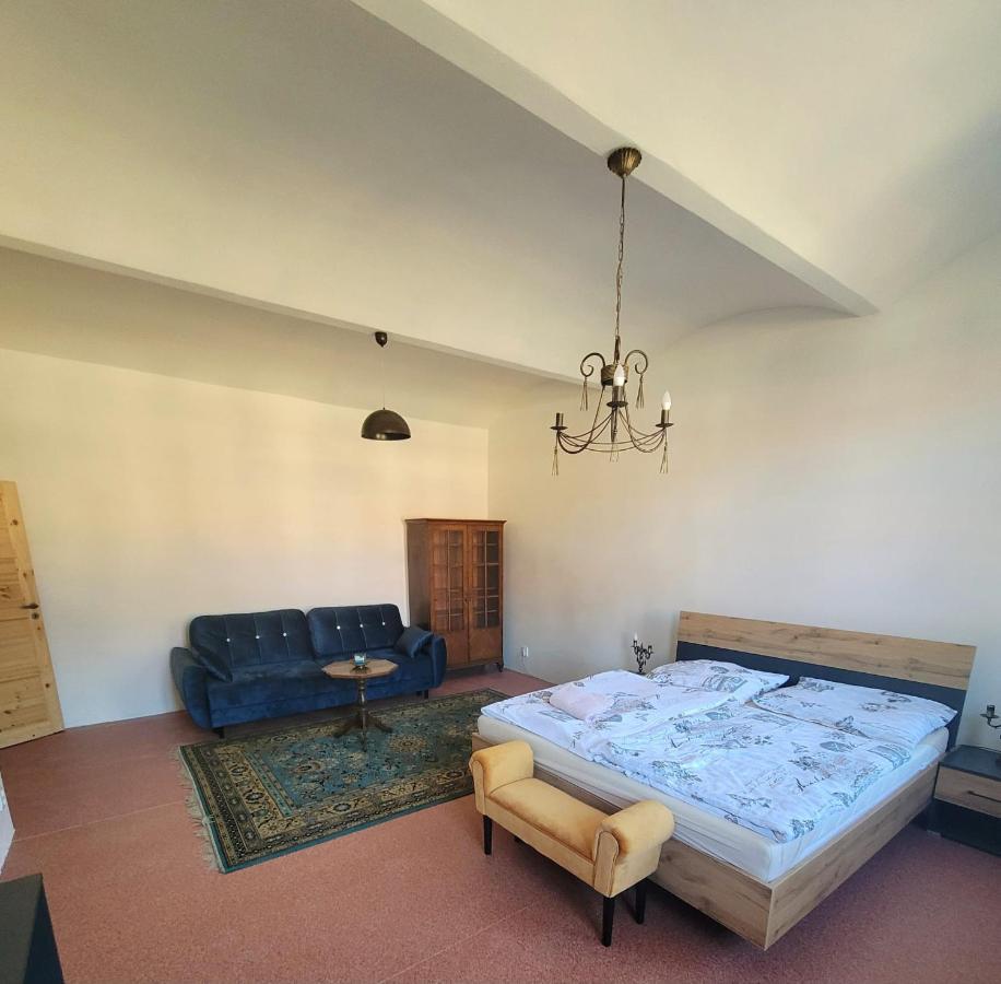 Chateau Moravany - Apartmany, Teepee A Wellness Ronow an der Doubrava Exteriör bild