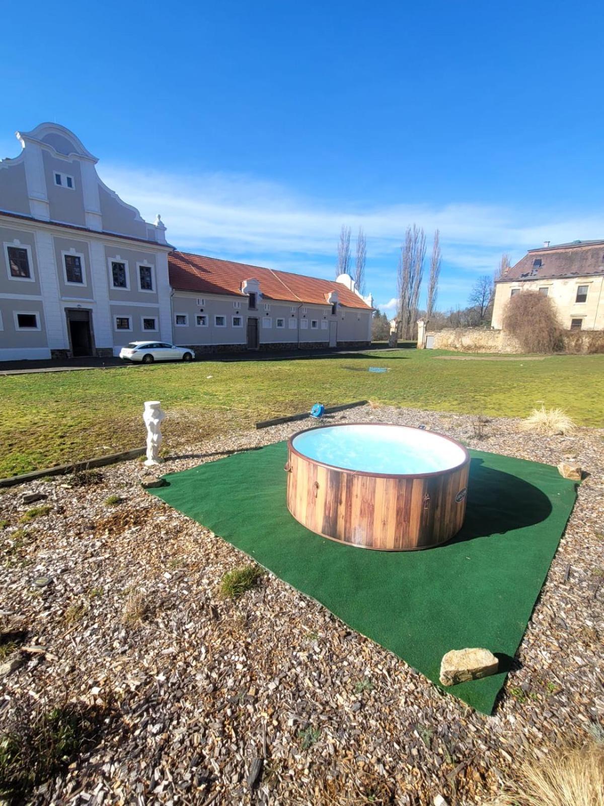 Chateau Moravany - Apartmany, Teepee A Wellness Ronow an der Doubrava Exteriör bild