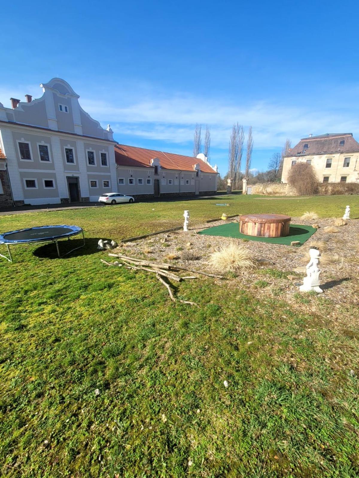 Chateau Moravany - Apartmany, Teepee A Wellness Ronow an der Doubrava Exteriör bild