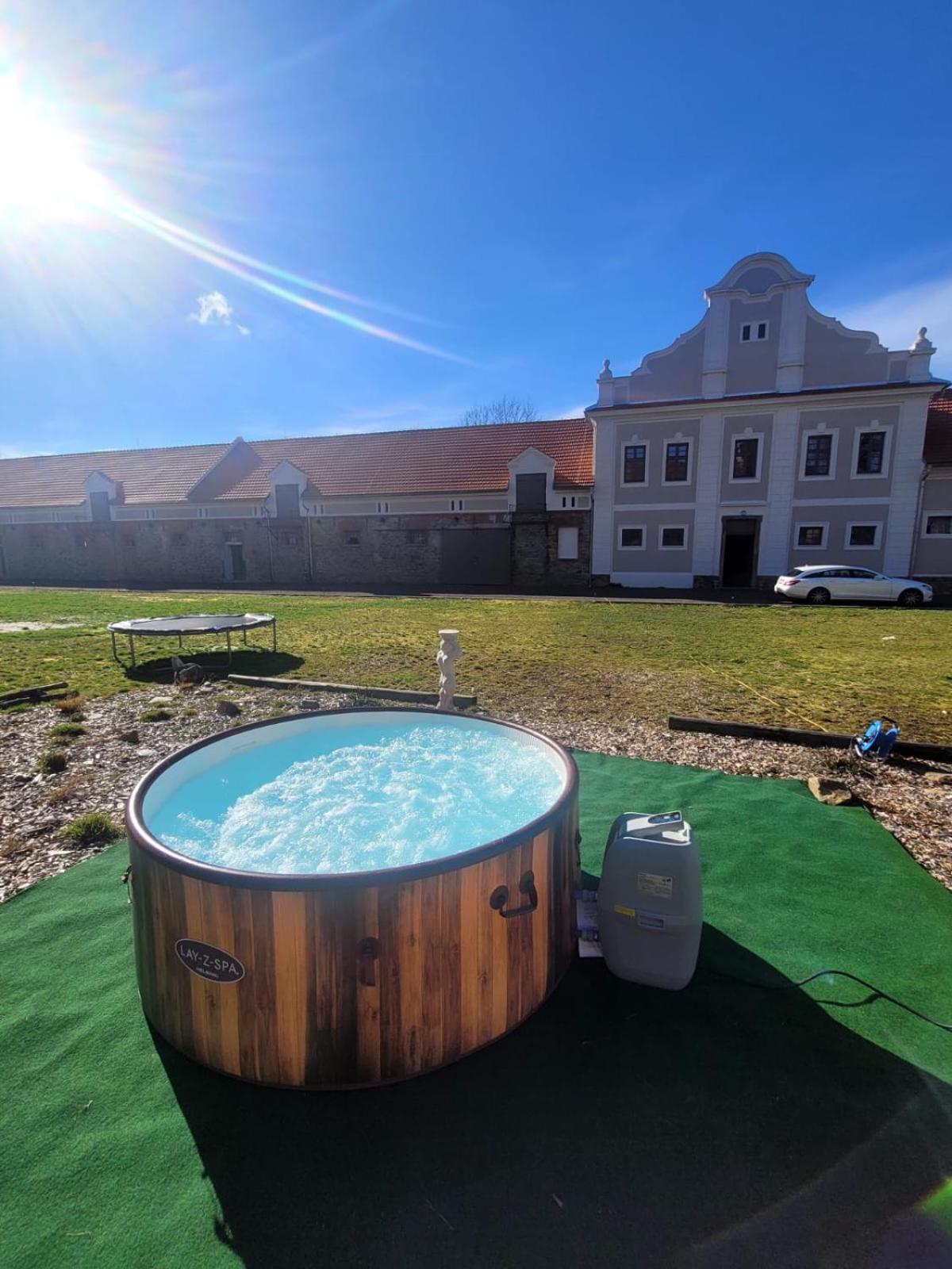 Chateau Moravany - Apartmany, Teepee A Wellness Ronow an der Doubrava Exteriör bild